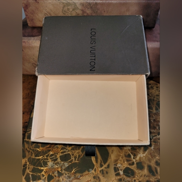 Empty LV box - Picture 4 of 4